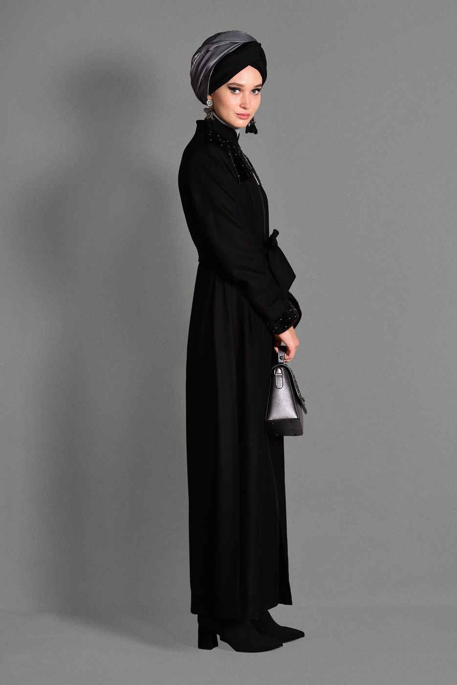 Tesettür giyim SİYAH BONCUK DETAYLI HAKİM YAKA MANTO 9715 