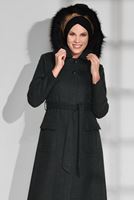 Tesettür giyim YEŞİL KUŞAKLI OMUZLARI TÜYLÜ MANTO 9720 