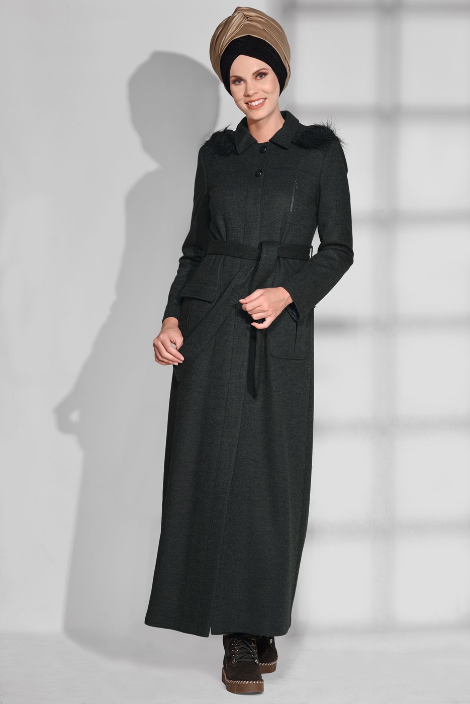 Tesettür giyim YEŞİL KUŞAKLI OMUZLARI TÜYLÜ MANTO 9720 