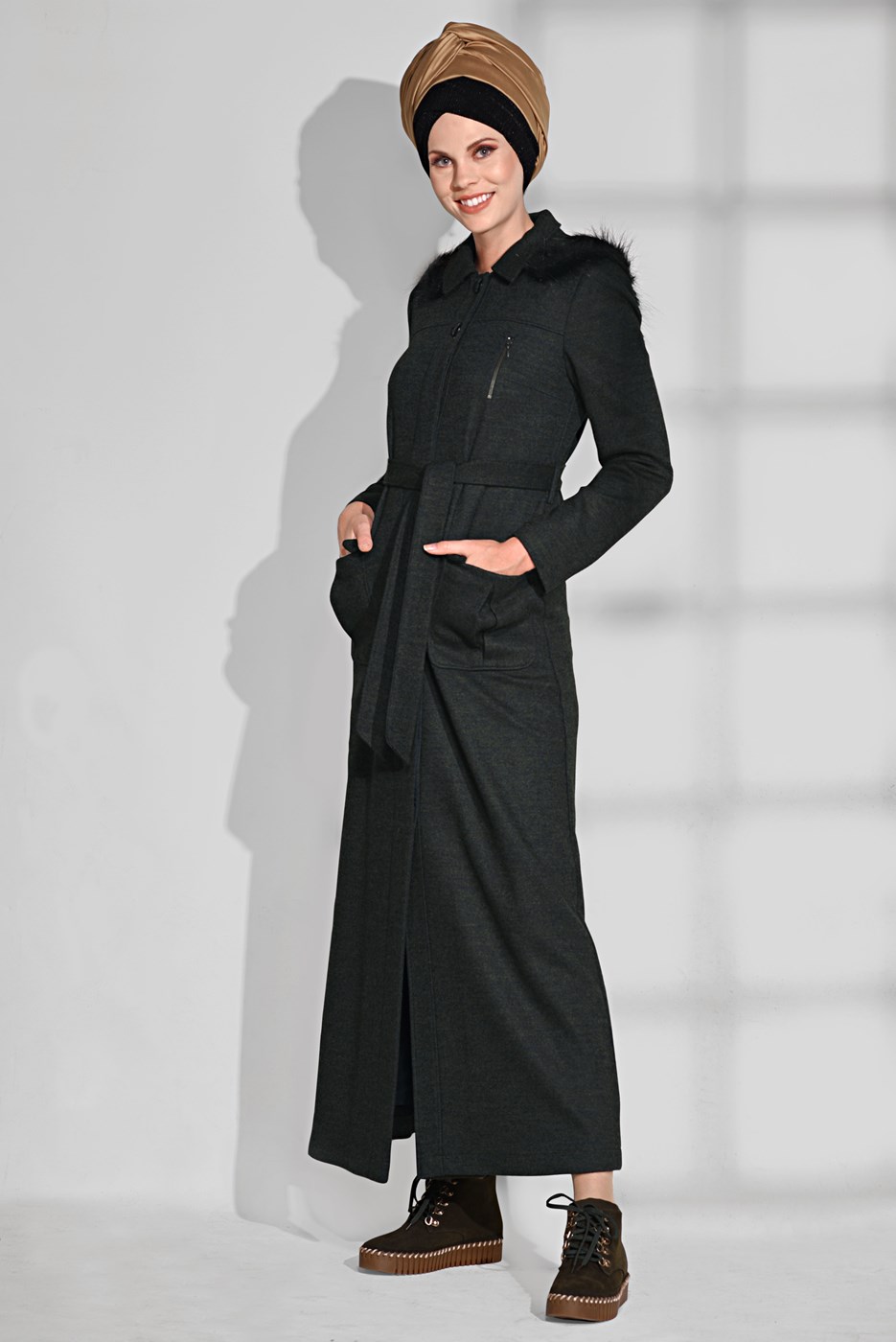 Tesettür giyim YEŞİL KUŞAKLI OMUZLARI TÜYLÜ MANTO 9720 