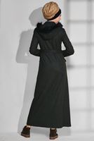 Tesettür giyim YEŞİL KUŞAKLI OMUZLARI TÜYLÜ MANTO 9720 