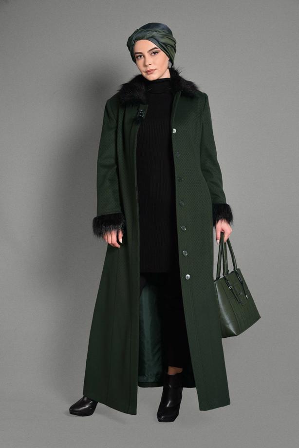 Tesettür giyim YEŞİL BROŞ DETAYLI KÜRKLÜ MANTO 9755 - TRENDTESETTÜR