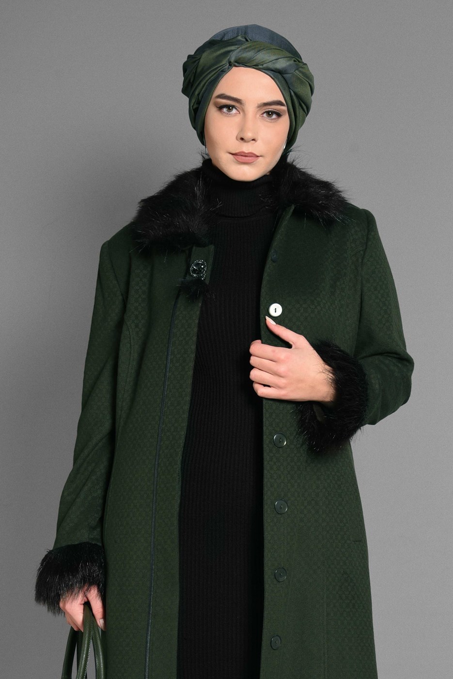 Tesettür giyim YEŞİL BROŞ DETAYLI KÜRKLÜ MANTO 9755