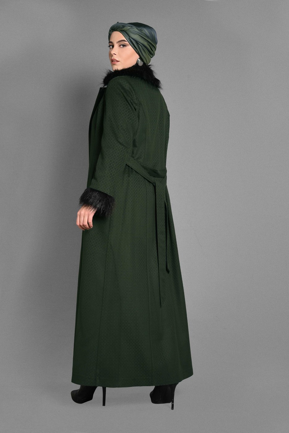 Tesettür giyim YEŞİL BROŞ DETAYLI KÜRKLÜ MANTO 9755