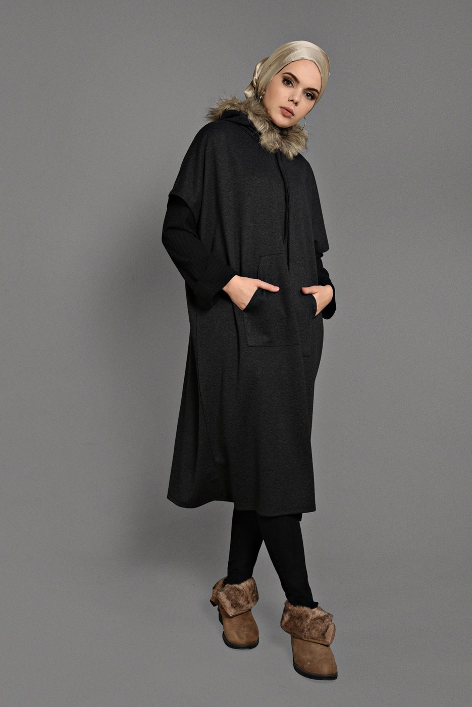 Tesettür giyim SİYAH KAPÜŞONLU CEP DETAYLI PANÇO  35181