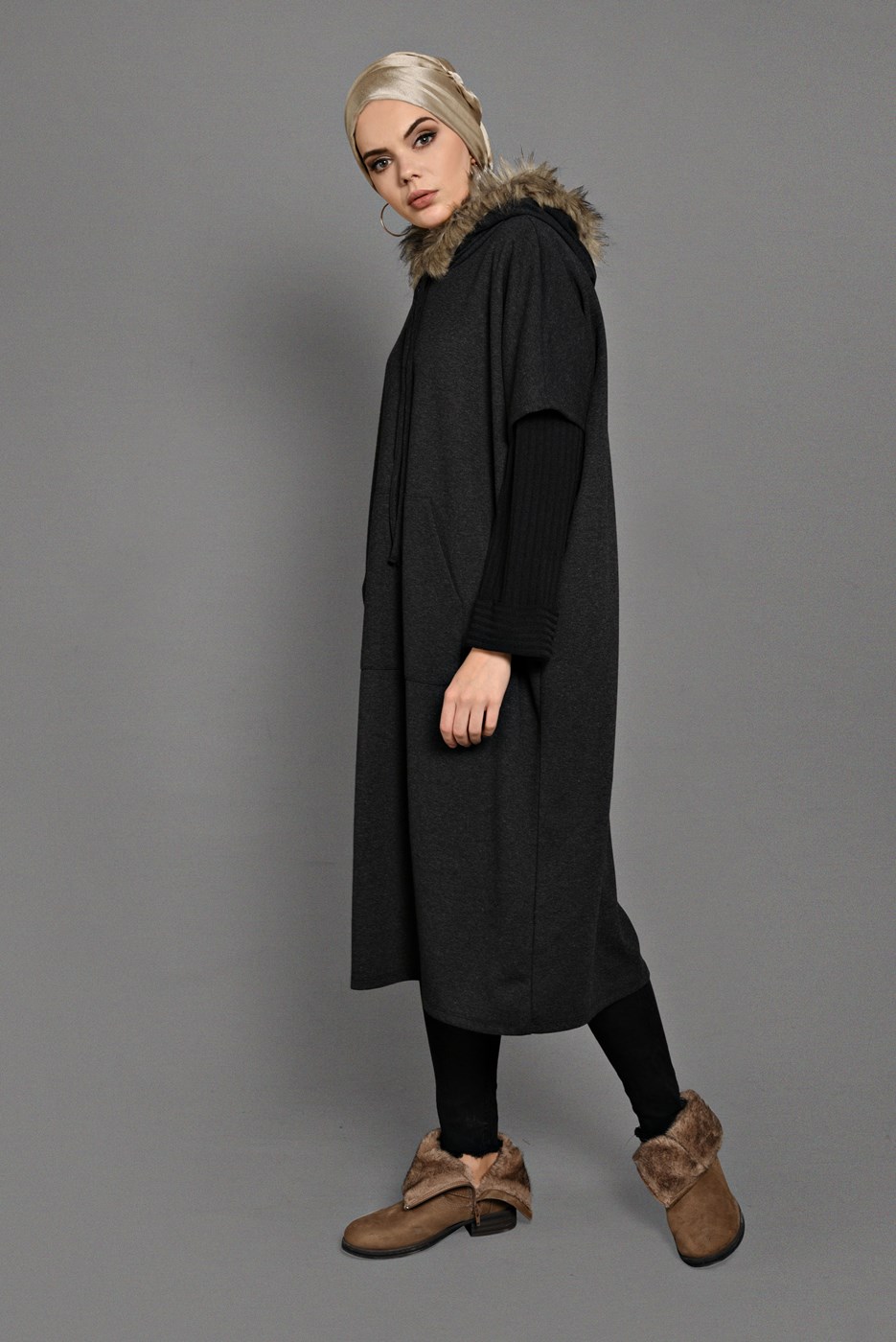 Tesettür giyim SİYAH KAPÜŞONLU CEP DETAYLI PANÇO  35181