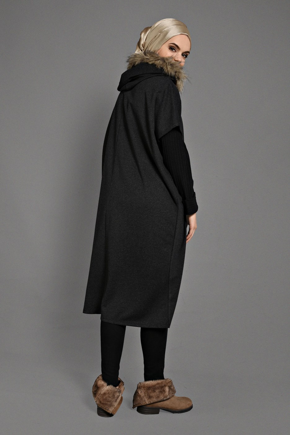 Tesettür giyim SİYAH KAPÜŞONLU CEP DETAYLI PANÇO  35181