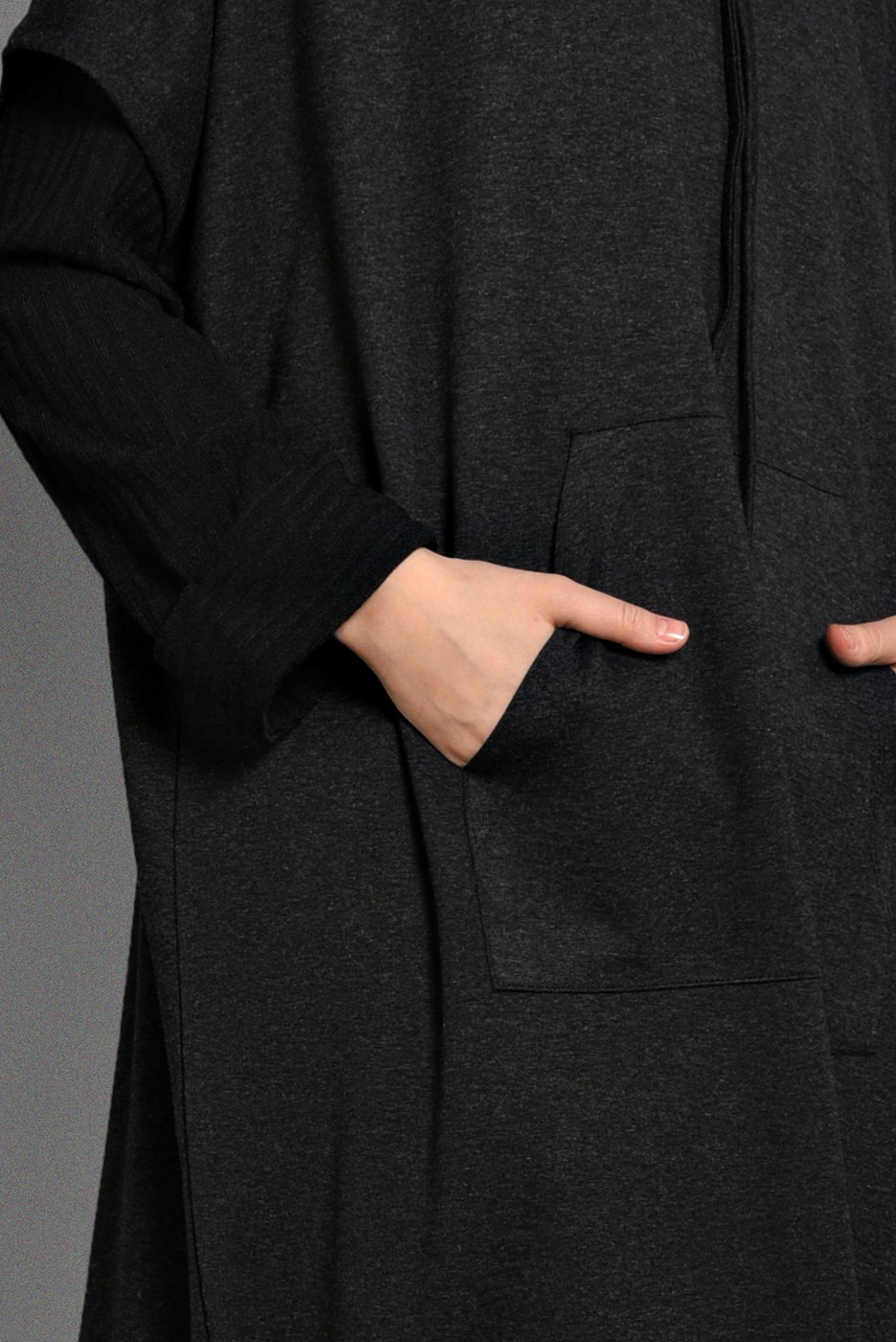 Tesettür giyim SİYAH KAPÜŞONLU CEP DETAYLI PANÇO  35181
