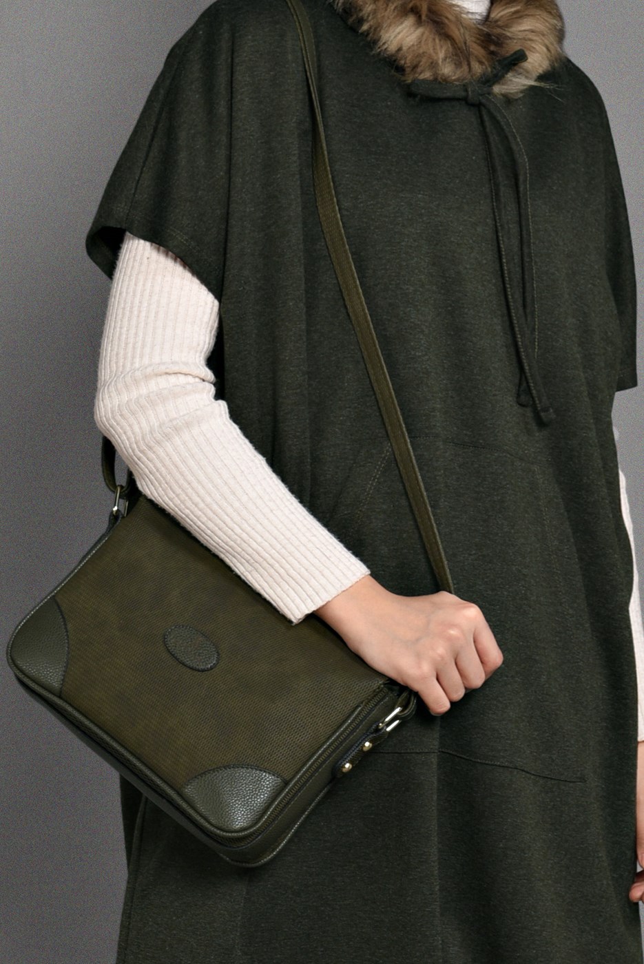 Tesettür giyim HAKİ KAPÜŞONLU CEP DETAYLI PANÇO  35181