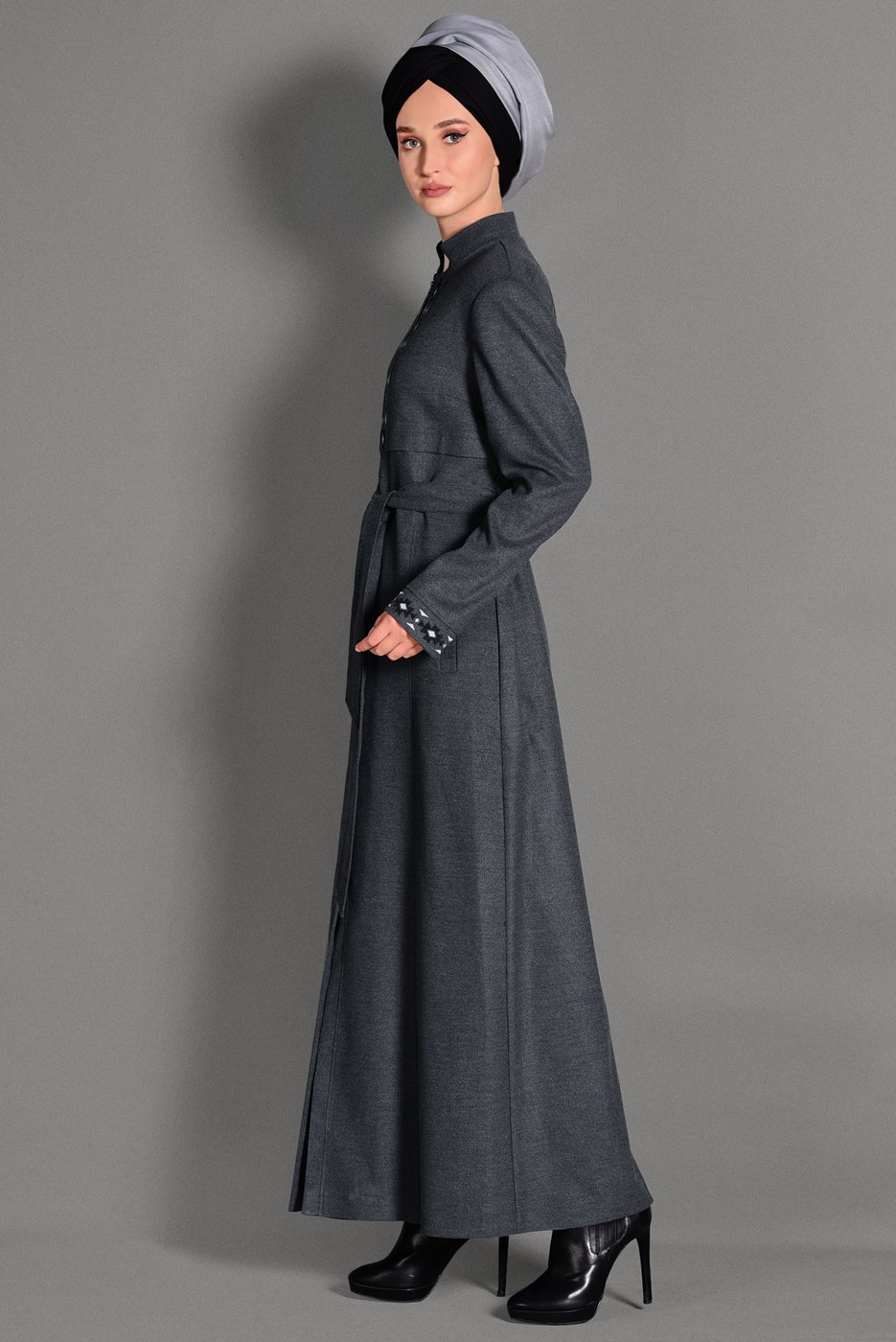 Tesettür giyim GRİ HAKİM YAKA NAKIŞ DETAYLI PARDESÜ 1134