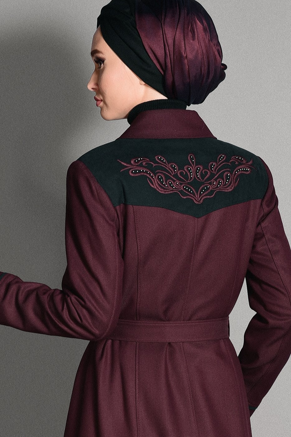 Tesettür giyim BORDO SIRTI NAKIŞ DETAYLI PARDESÜ 1153 