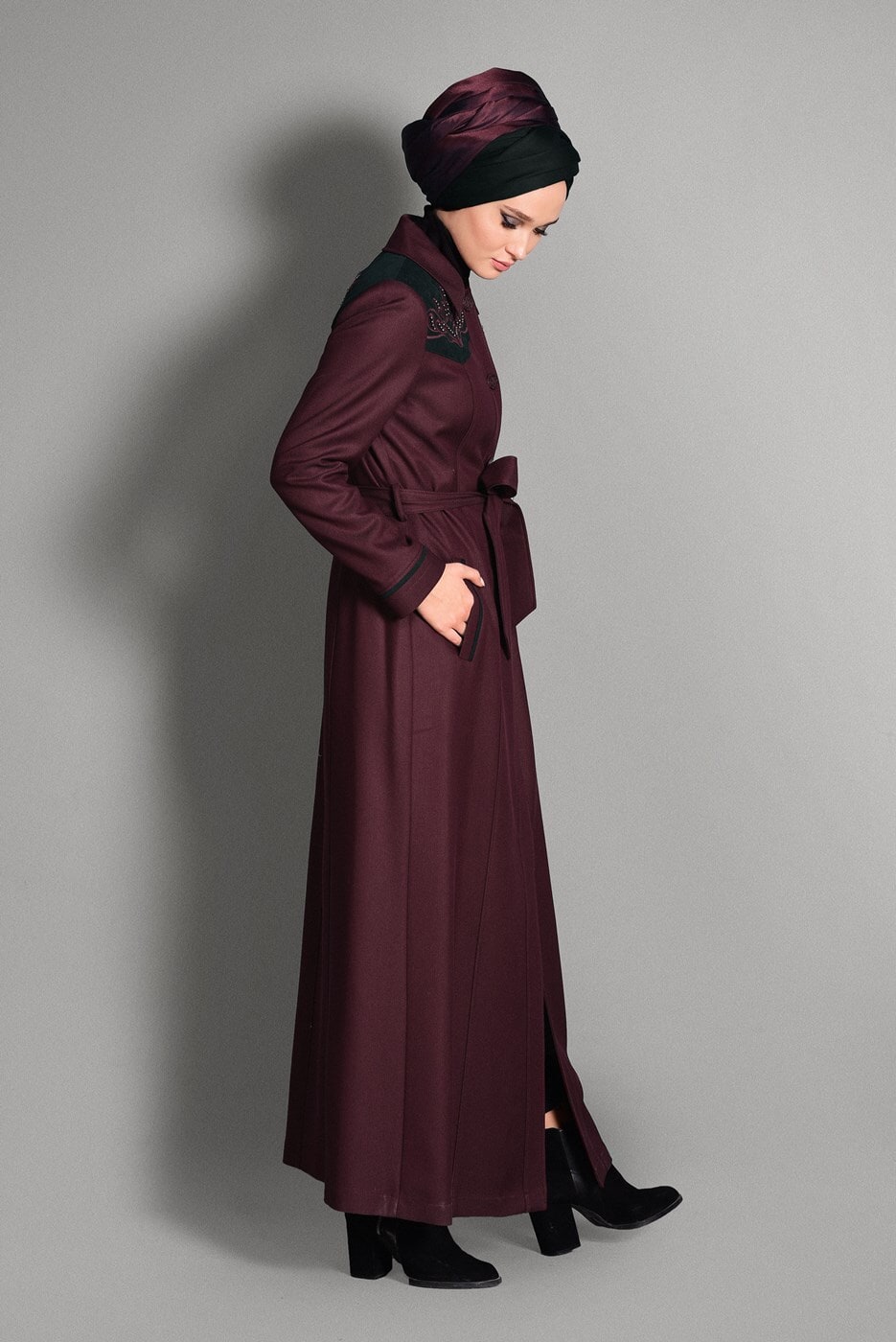 Tesettür giyim BORDO SIRTI NAKIŞ DETAYLI PARDESÜ 1153 