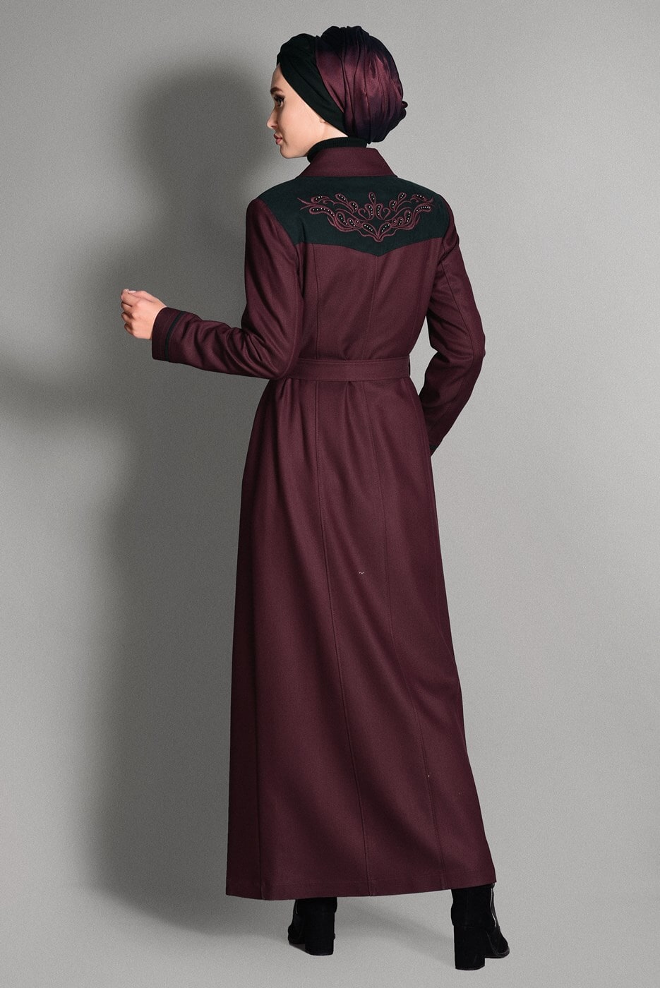 Tesettür giyim BORDO SIRTI NAKIŞ DETAYLI PARDESÜ 1153 