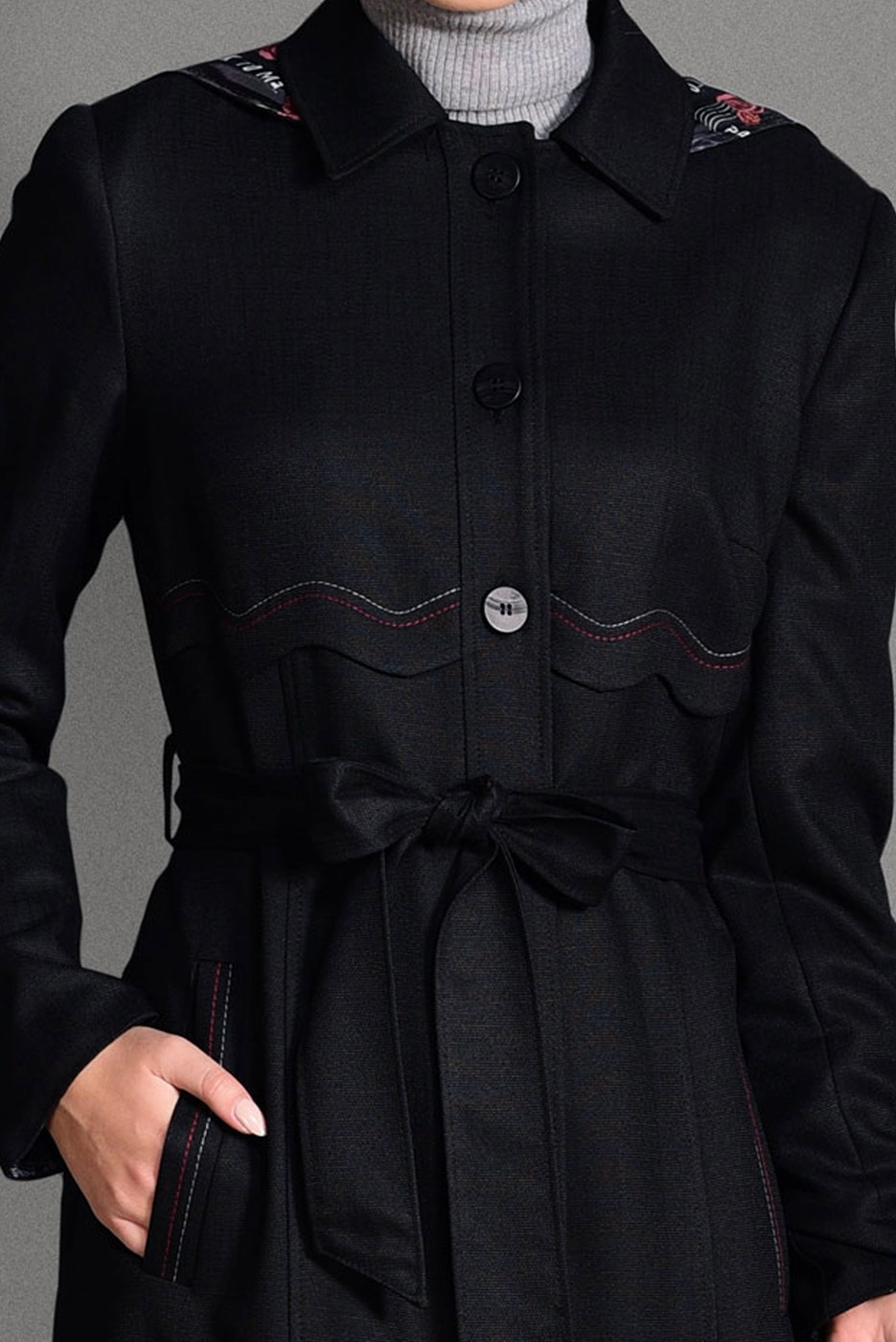 Tesettür giyim SİYAH KAPÜŞONU DESENLİ PARDESÜ 1162 