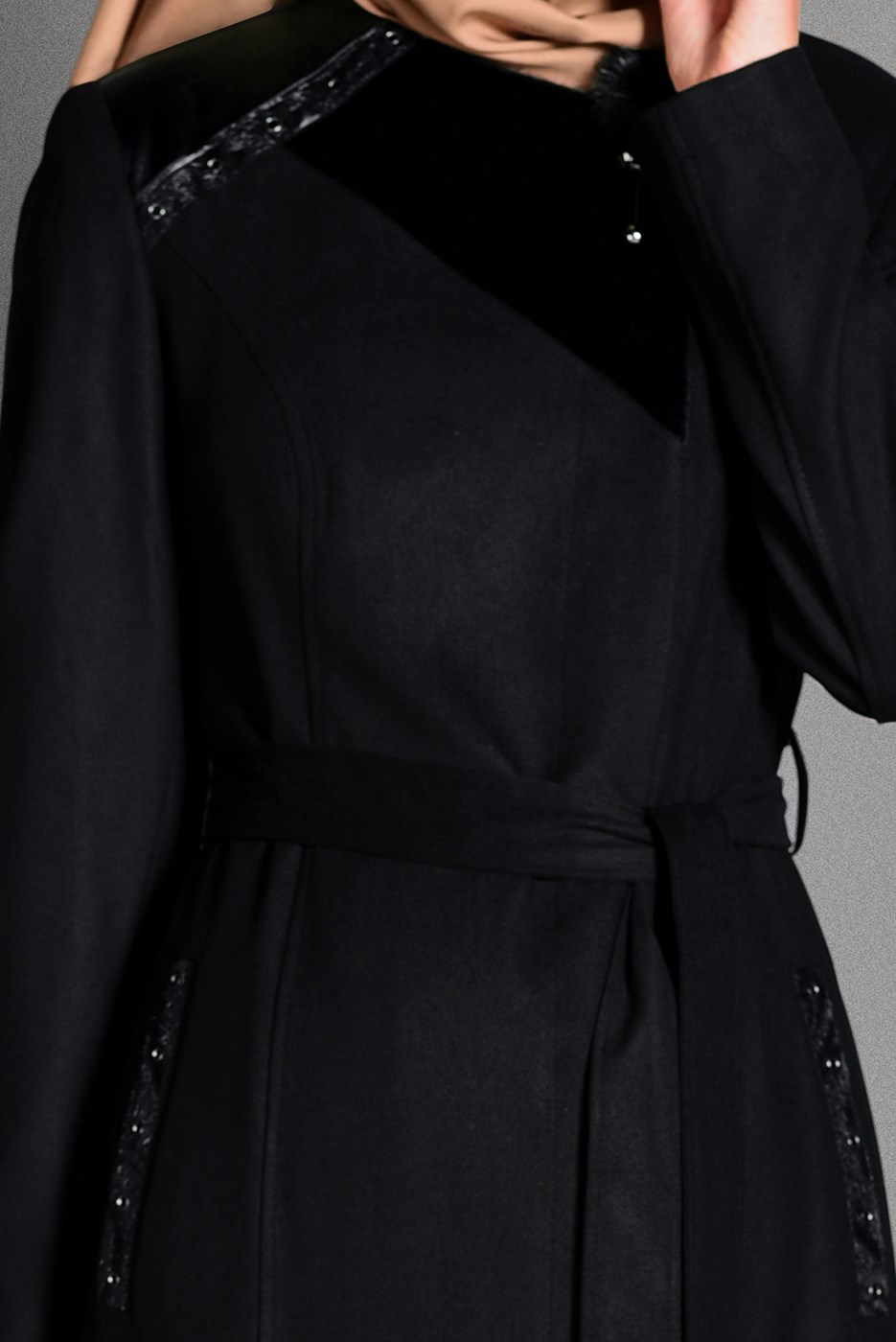 Tesettür giyim SİYAH BELİ KUŞAKLI CEP DETAYLI PARDESÜ 1163 