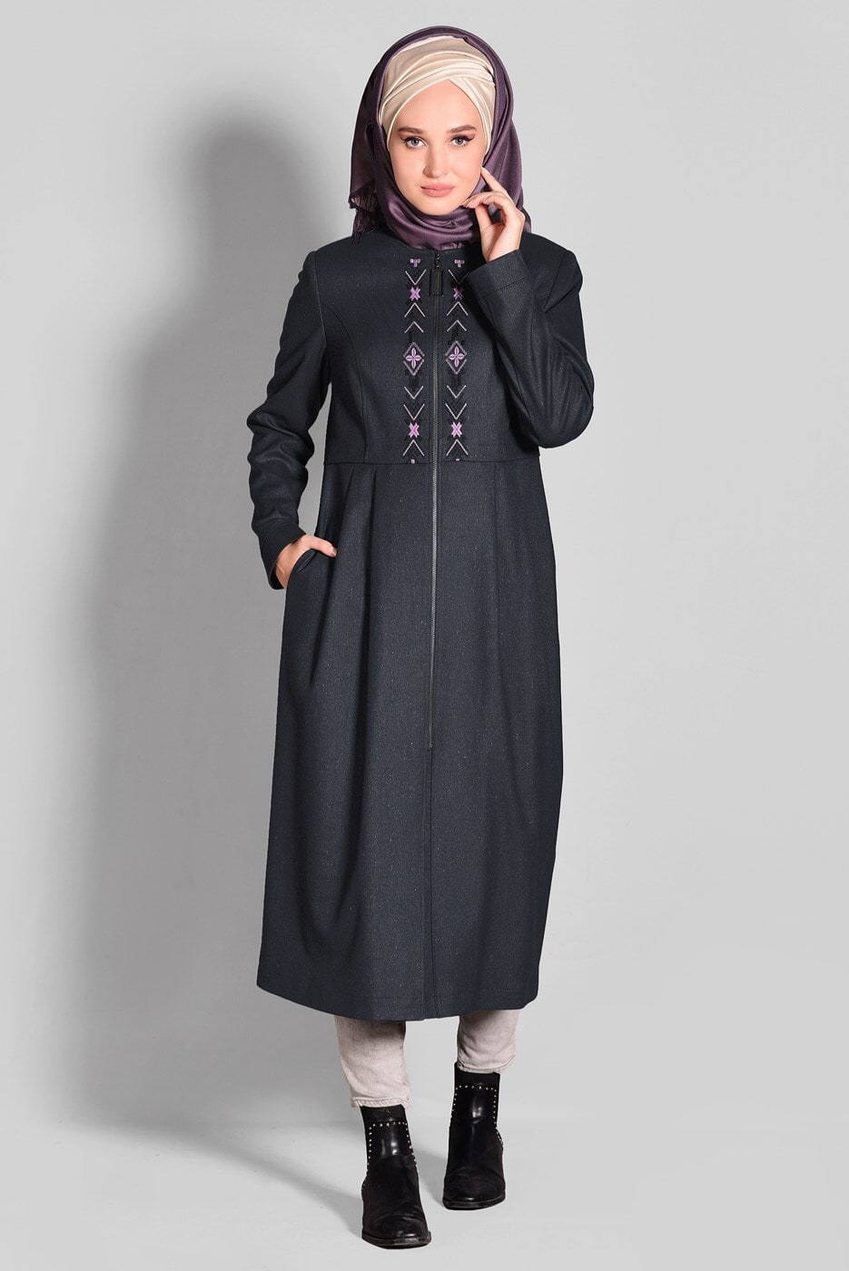 Tesettür giyim GRİ NAKIŞ DETAYLI FERMUARLI TRENÇKOT 1145