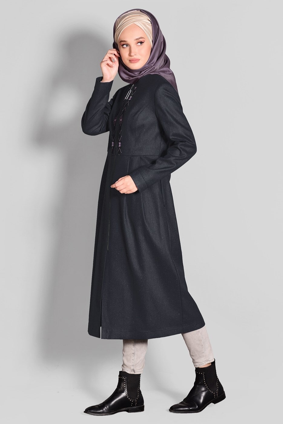 Tesettür giyim GRİ NAKIŞ DETAYLI FERMUARLI TRENÇKOT 1145