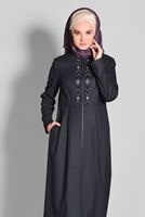 Tesettür giyim GRİ NAKIŞ DETAYLI FERMUARLI TRENÇKOT 1145