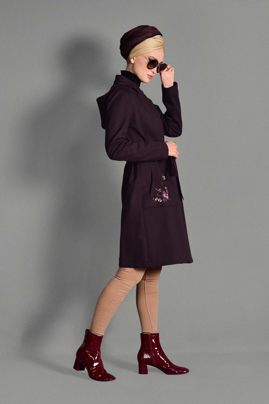 Tesettür giyim BORDO NAKIŞ DETAYLI BELİ KUŞAKLI TRENÇKOT 1159 