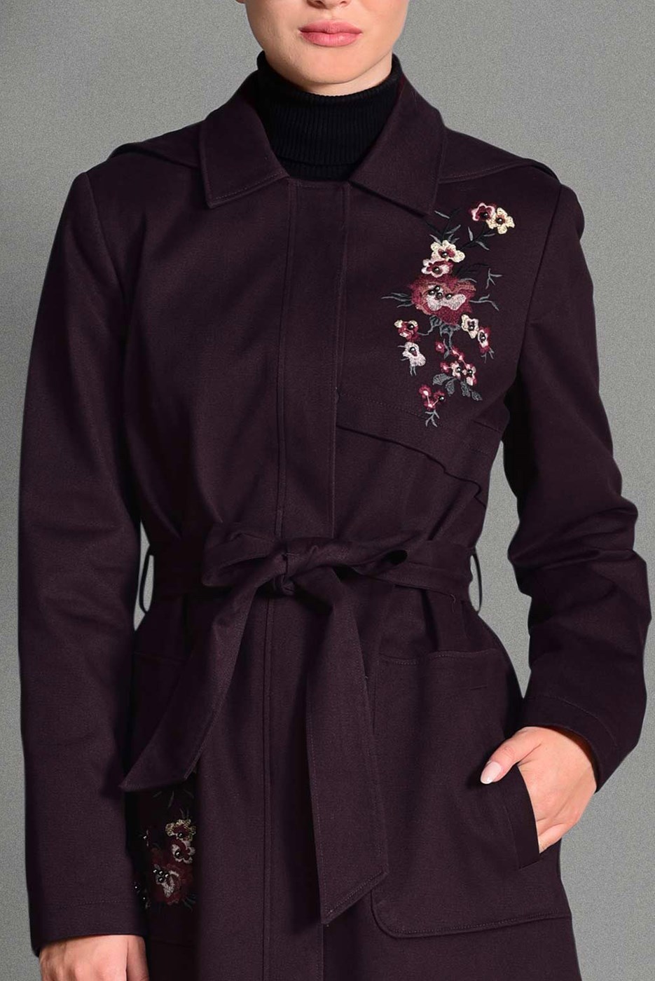 Tesettür giyim BORDO NAKIŞ DETAYLI BELİ KUŞAKLI TRENÇKOT 1159 