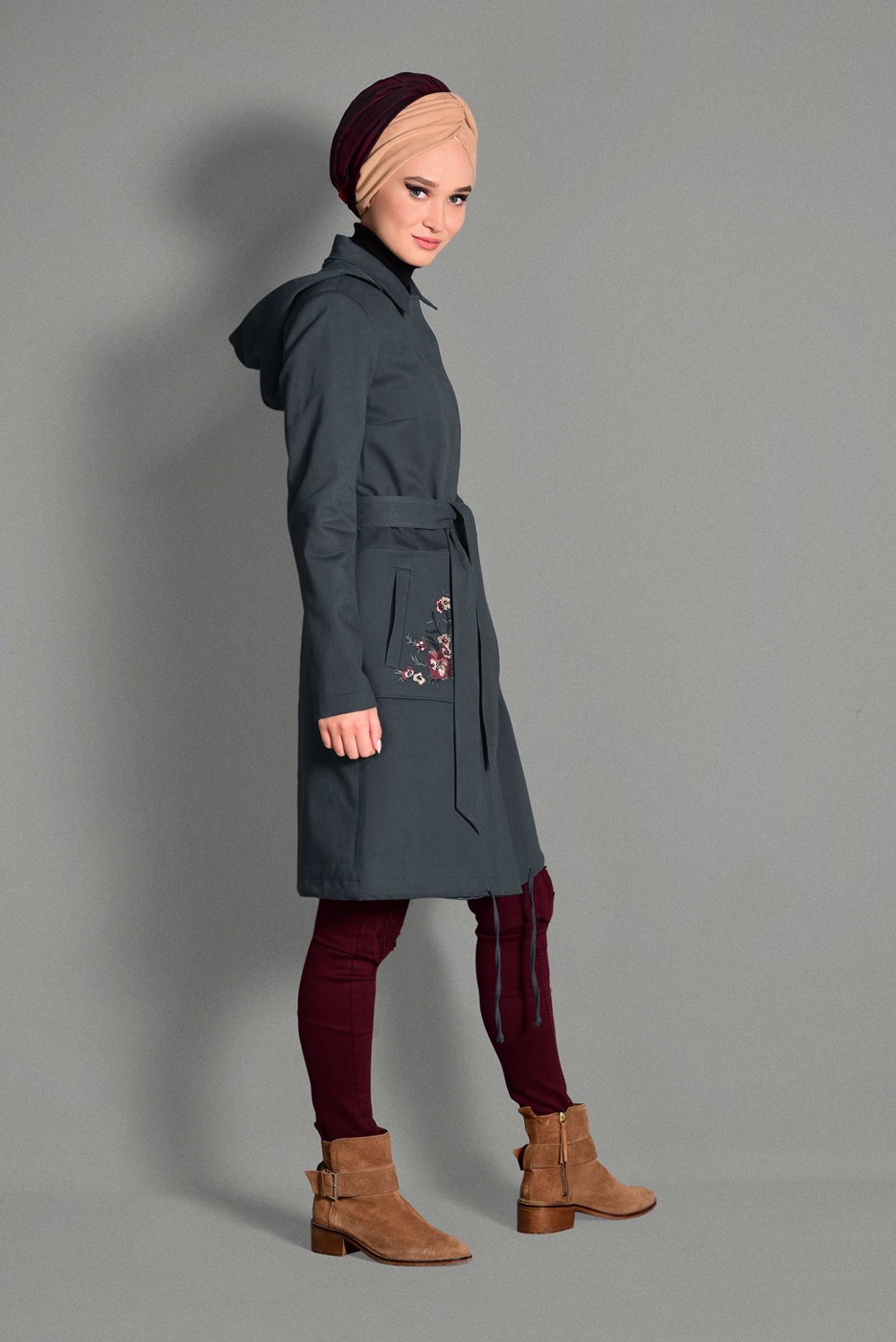 Tesettür giyim GRİ NAKIŞ DETAYLI BELİ KUŞAKLI TRENÇKOT 1159 