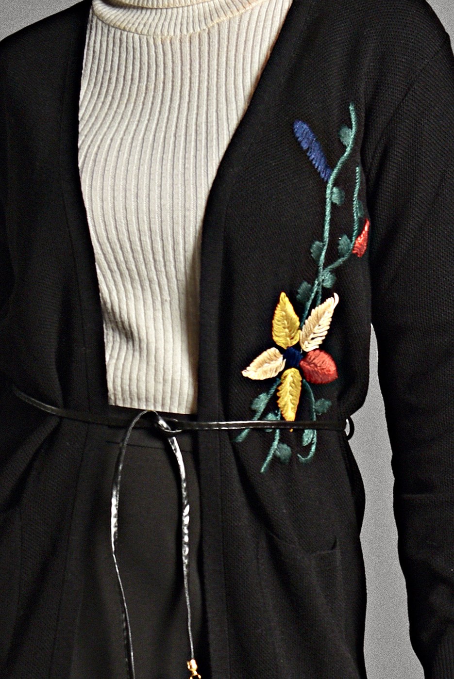 Tesettür giyim SİYAH NAKIŞLI TRİKO HIRKA 2619