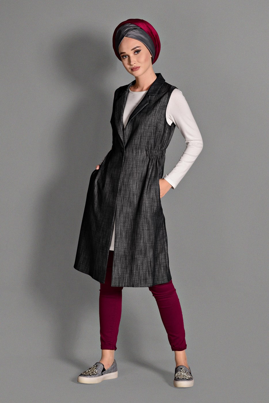 Tesettür giyim SİYAH SIRTI NAKIŞ DETAYLI YELEK 4749 