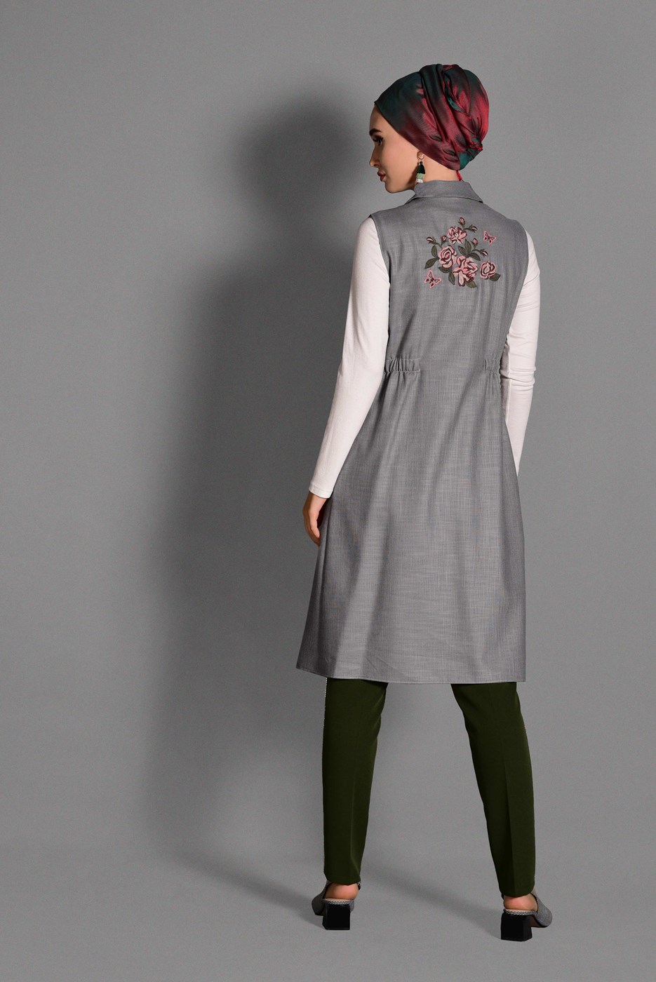 Tesettür giyim GRİ SIRTI NAKIŞ DETAYLI YELEK 4749 