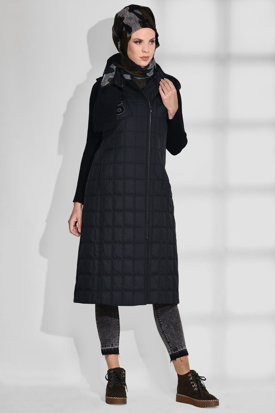 Tesettür giyim SİYAH KAPÜŞONLU KAPİTONE YELEK 9737 