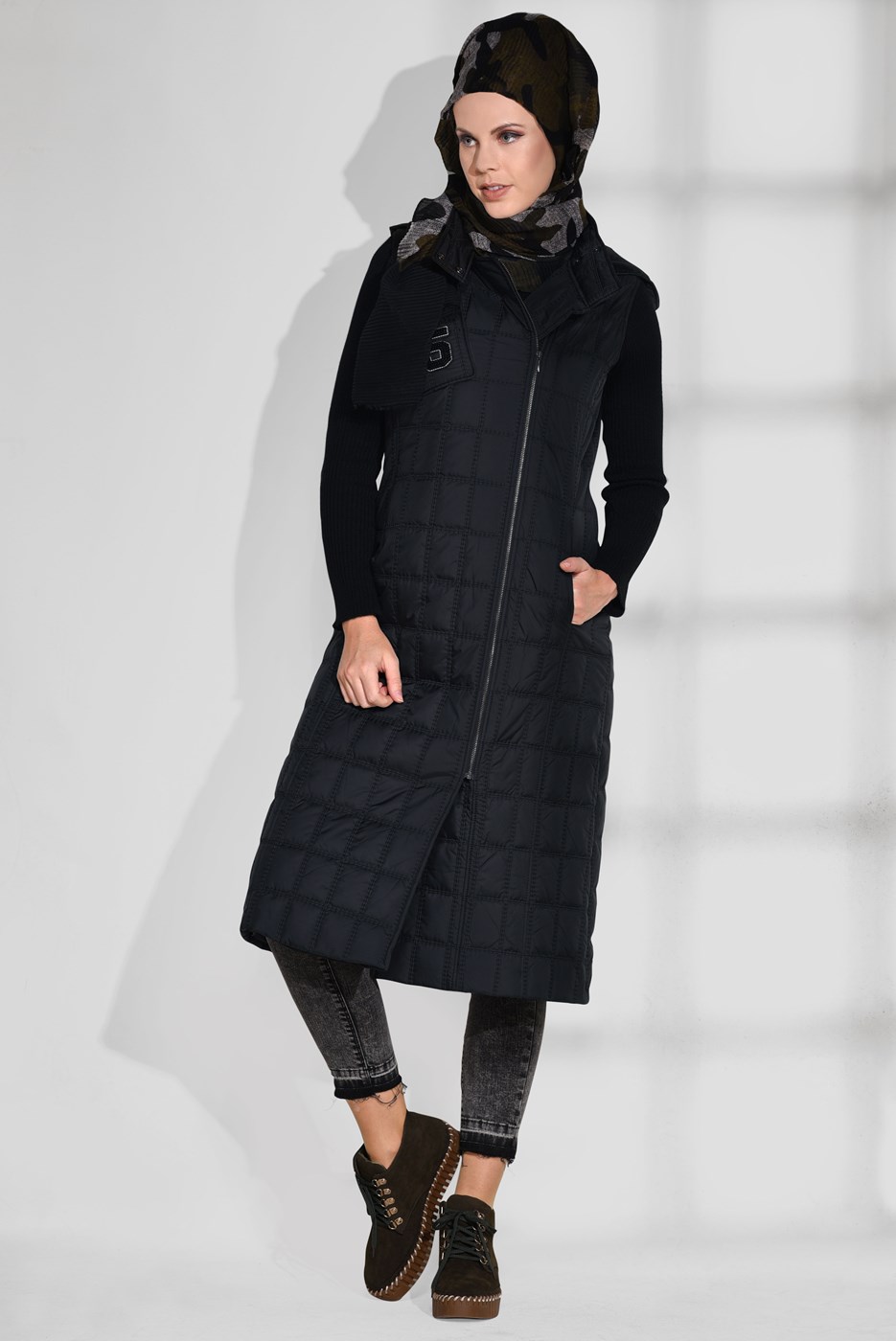 Tesettür giyim SİYAH KAPÜŞONLU KAPİTONE YELEK 9737 