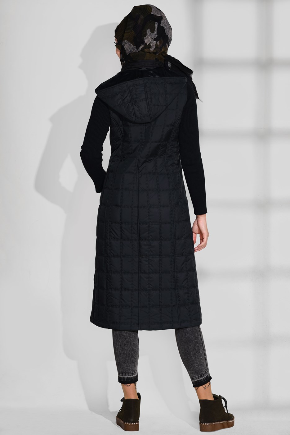 Tesettür giyim SİYAH KAPÜŞONLU KAPİTONE YELEK 9737 