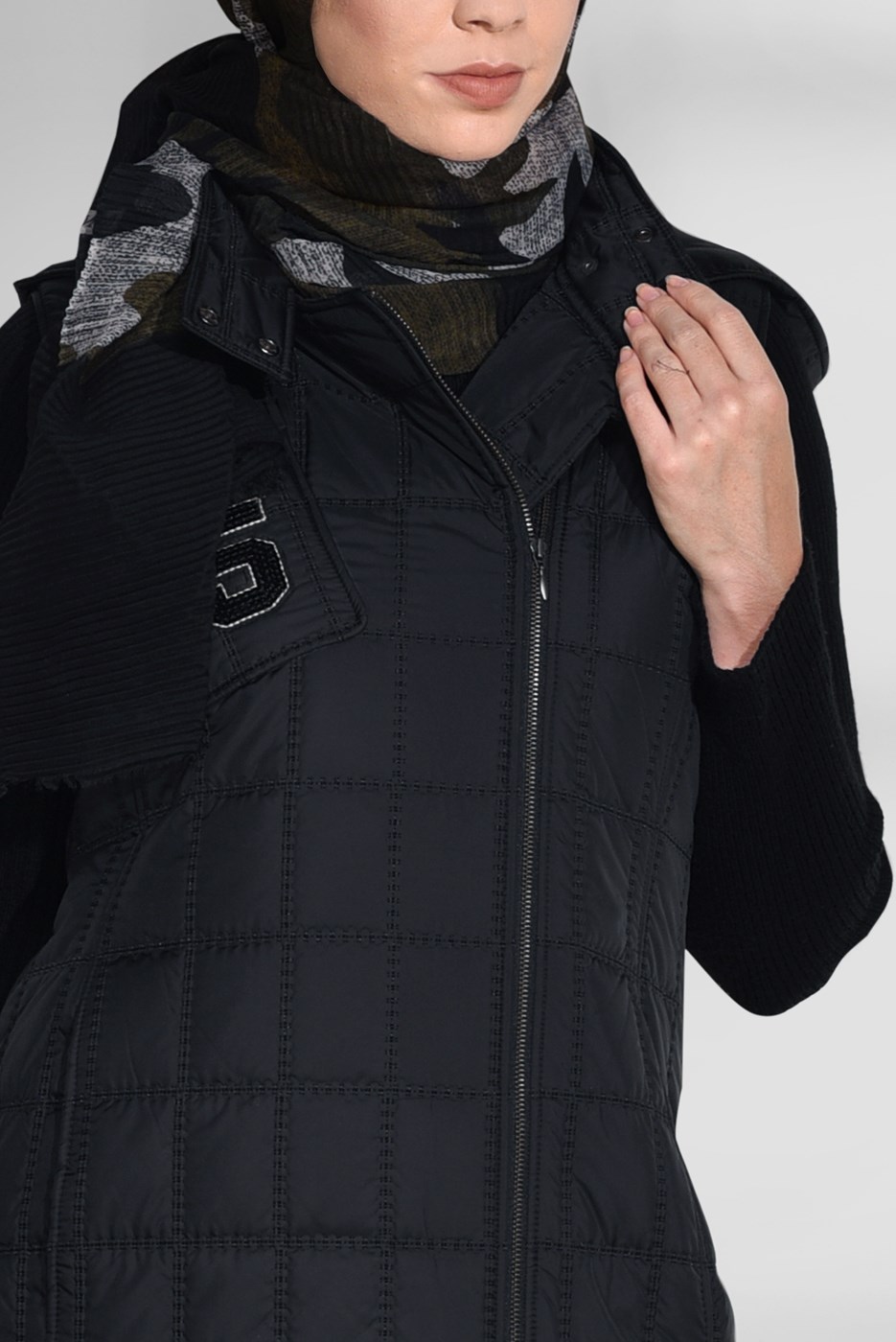 Tesettür giyim SİYAH KAPÜŞONLU KAPİTONE YELEK 9737 