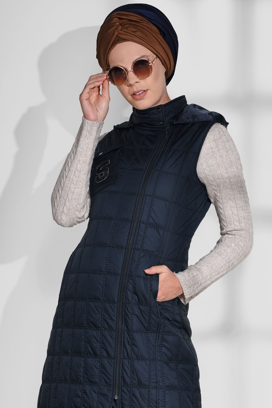 Tesettür giyim LACİVERT KAPÜŞONLU KAPİTONE YELEK 9737 