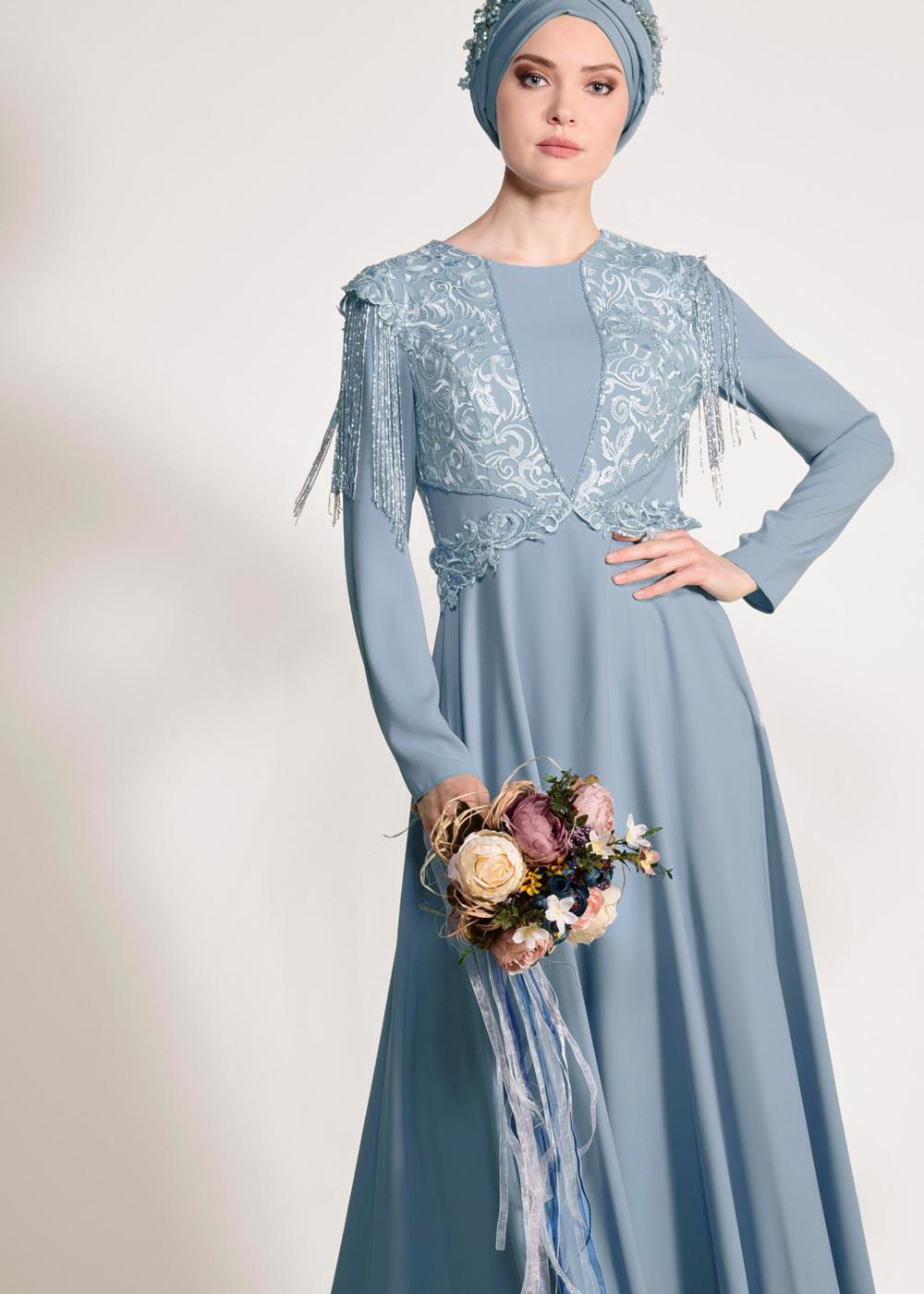 Tesettür giyim MAVİ GÜPÜRLÜ OMUZLARI SAÇAKLI ABİYE ELBİSE 5500