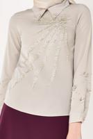 Hijab clothing BEIGE T 9946 AYTE-YAKA UCU AKSESUARLI İŞLEMELİ BLUZ
