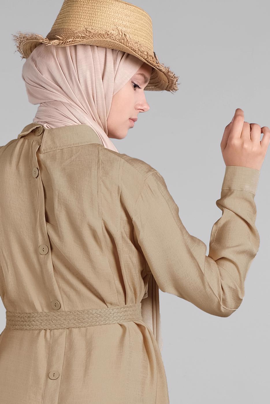 Tesettür giyim BEJ SIRTI DÜĞMELİ ELBİSE 394 