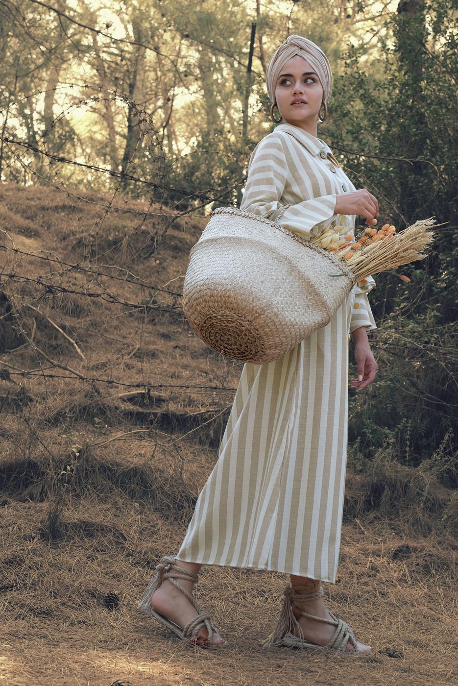 Tesettür giyim BEJ KOLLARI VOLANLI ÇİZGİLİ ELBİSE 3266 