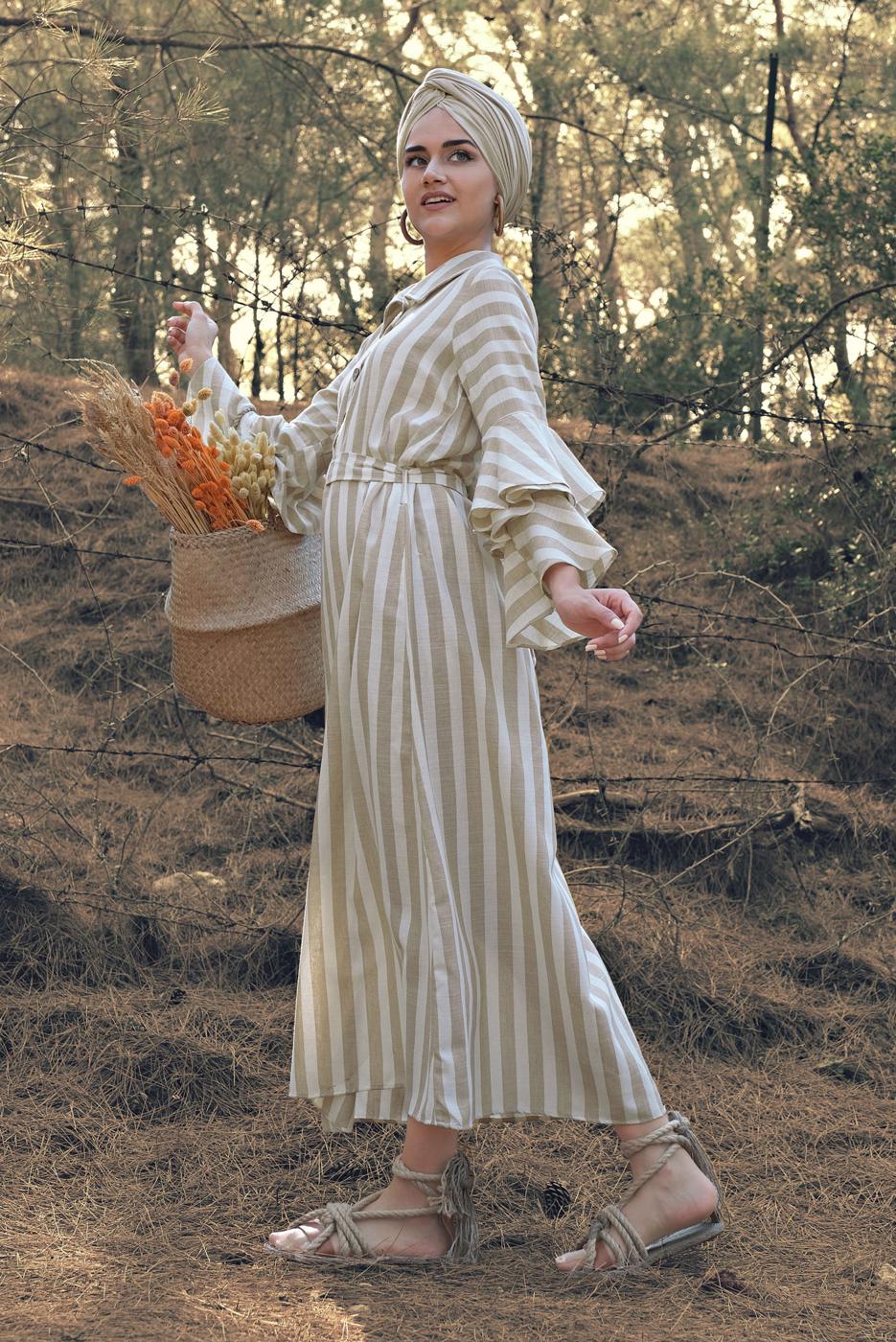 Tesettür giyim BEJ KOLLARI VOLANLI ÇİZGİLİ ELBİSE 3266 