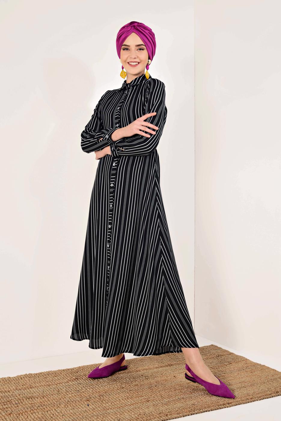 Tesettür giyim SİYAH ÇİZGİ DESENLİ BOYDAN DÜĞMELİ ELBİSE T 4126