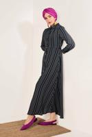 Tesettür giyim SİYAH ÇİZGİ DESENLİ BOYDAN DÜĞMELİ ELBİSE T 4126