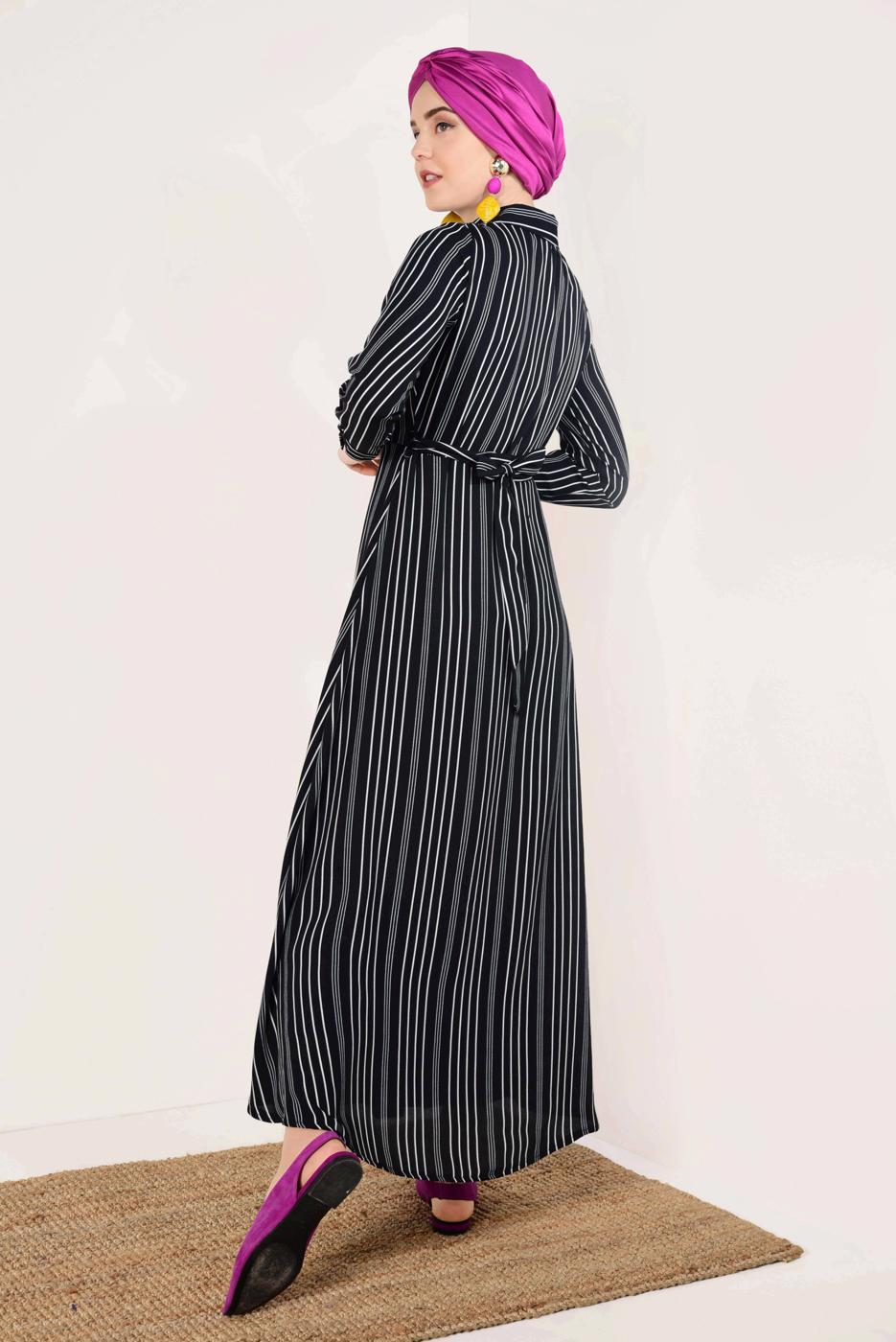 Tesettür giyim SİYAH ÇİZGİ DESENLİ BOYDAN DÜĞMELİ ELBİSE T 4126