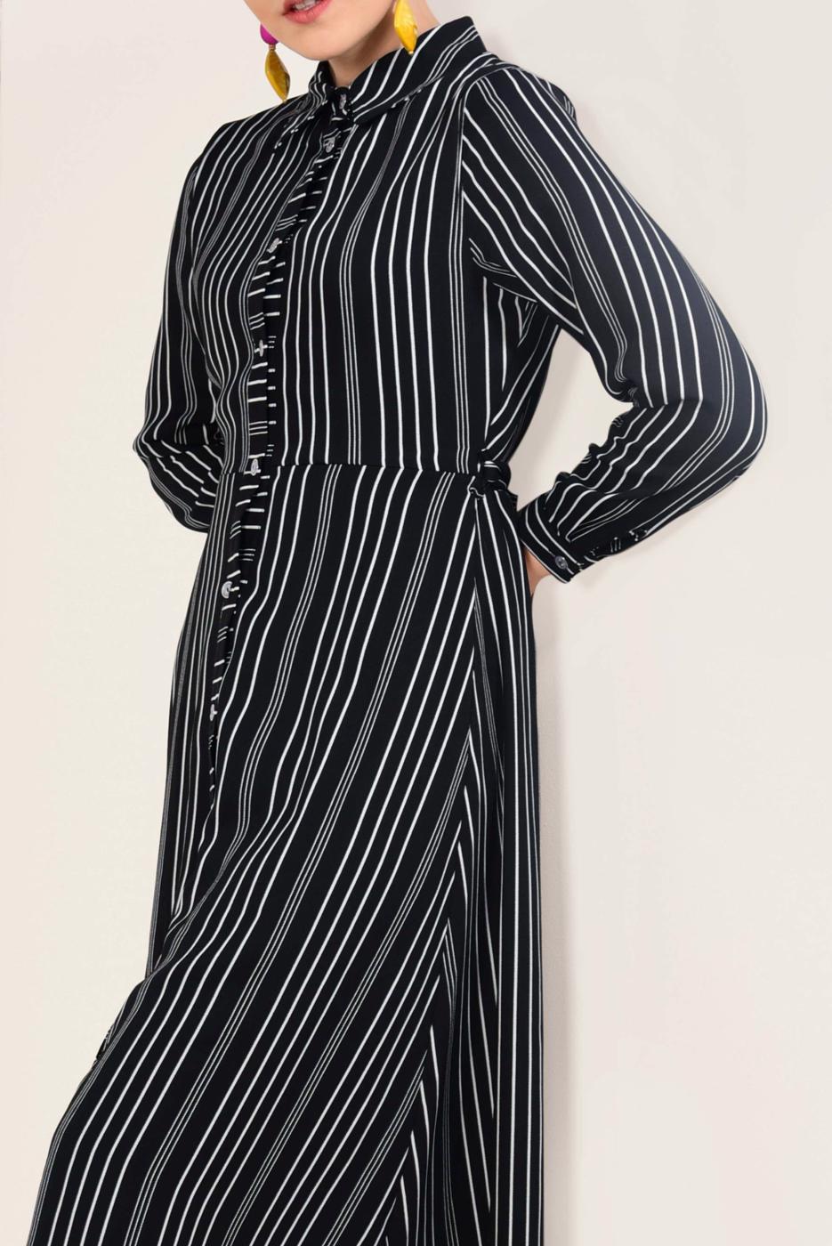 Tesettür giyim SİYAH ÇİZGİ DESENLİ BOYDAN DÜĞMELİ ELBİSE T 4126