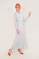 Tesettür giyim KREM ÇİZGİ DESENLİ BOYDAN DÜĞMELİ ELBİSE T 4126