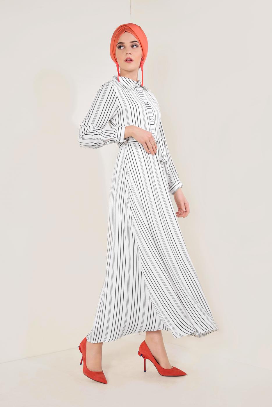 Tesettür giyim KREM ÇİZGİ DESENLİ BOYDAN DÜĞMELİ ELBİSE T 4126
