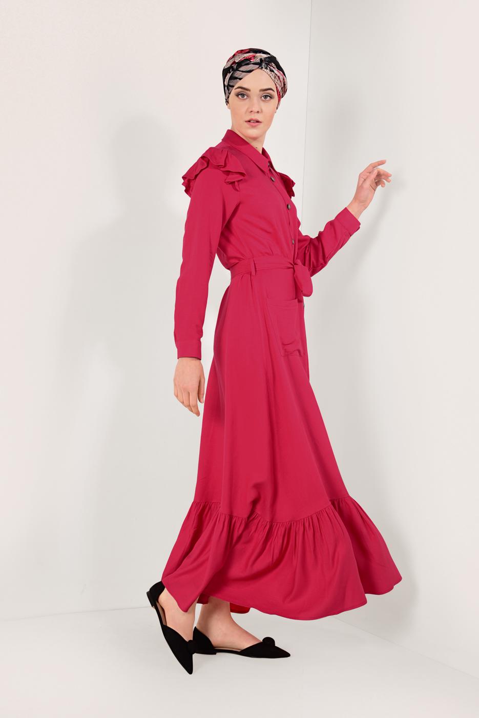 Tesettür giyim KIRMIZI ÖNDEN DÜĞMELİ OMUZLARI FIRFIRLI ELBİSE T 4526