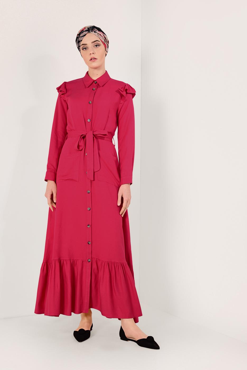 Tesettür giyim KIRMIZI ÖNDEN DÜĞMELİ OMUZLARI FIRFIRLI ELBİSE T 4526