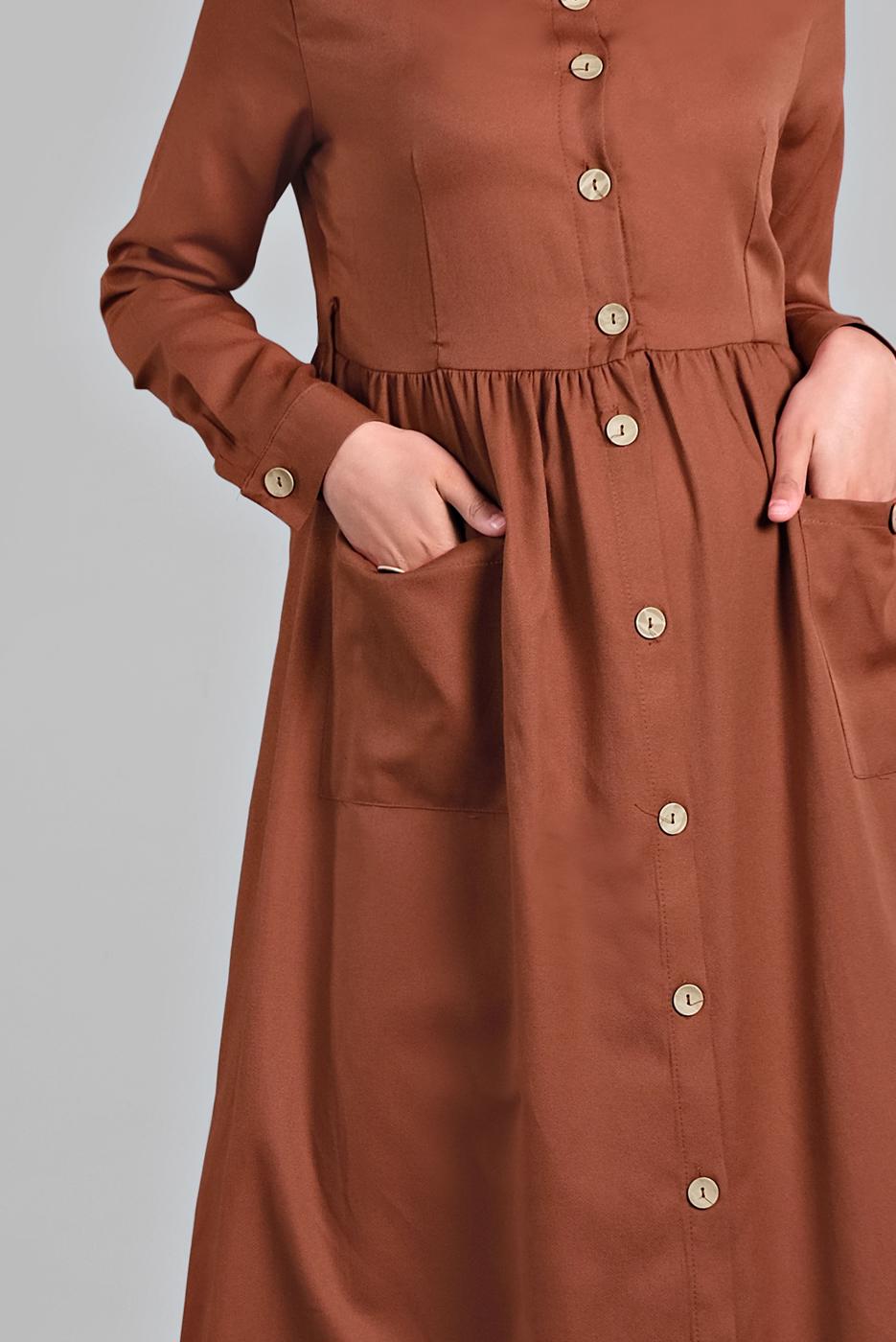 Tesettür giyim KAHVE CEPLİ BOYDAN DÜĞMELİ ELBİSE 6902 