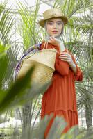 Tesettür giyim TURUNCU ETEĞİ VOLANLI ELBİSE 7523