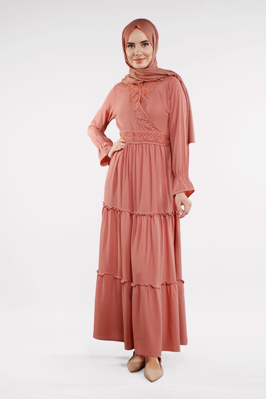 Tesettür giyim PEMBE ETEĞİ VOLANLI ELBİSE 7523