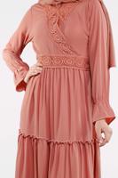 Tesettür giyim PEMBE ETEĞİ VOLANLI ELBİSE 7523